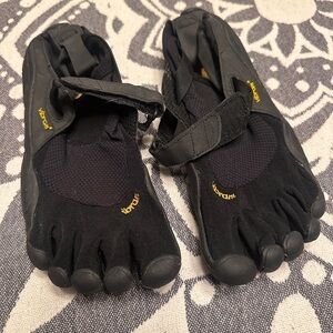 Vibram Women's FiveFingers KSO Running Shoe, Black, size 38 (7.5 US)